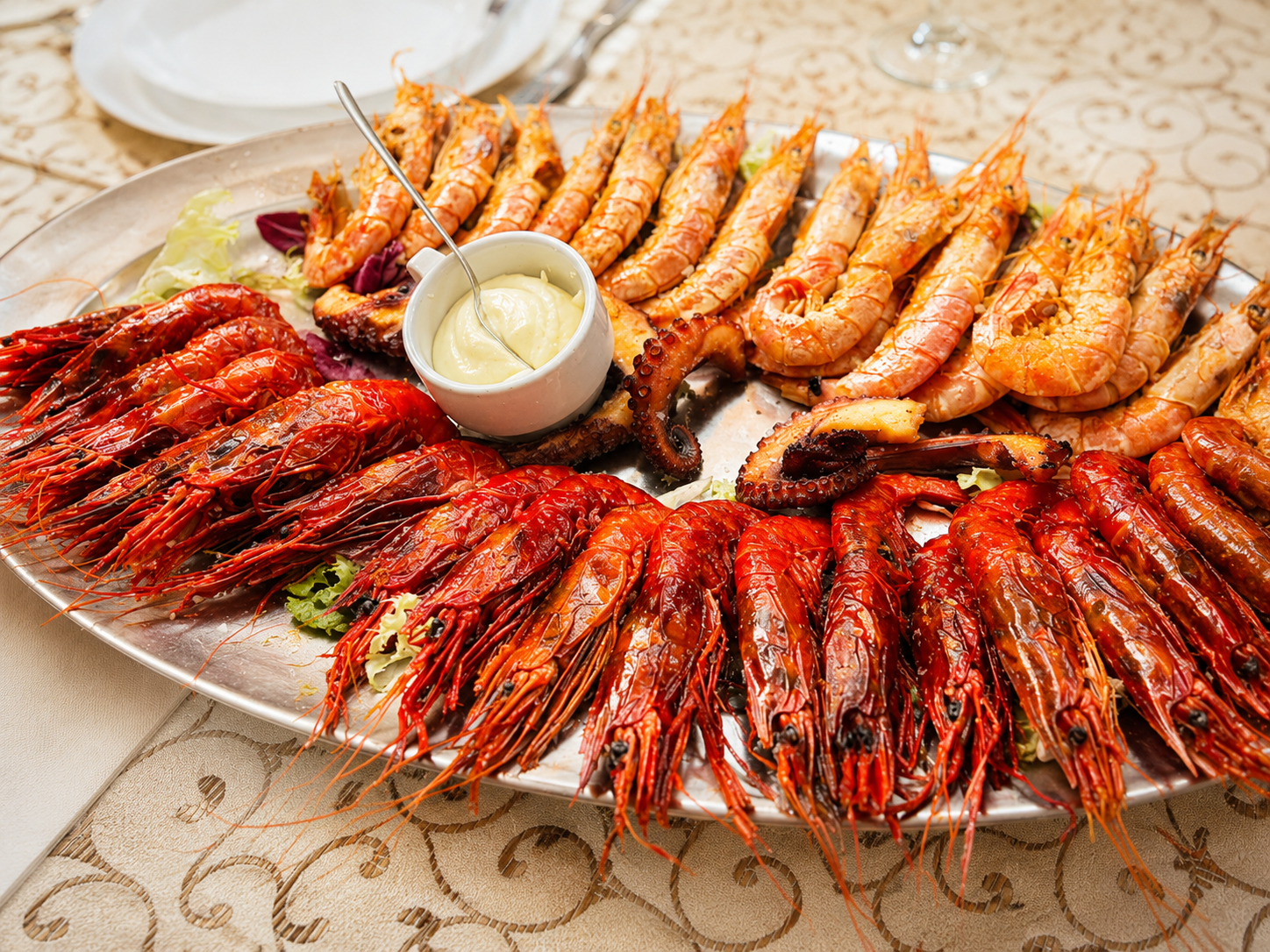 Mariscada y gambones para compartir en Asador de Pinto Casa Álex