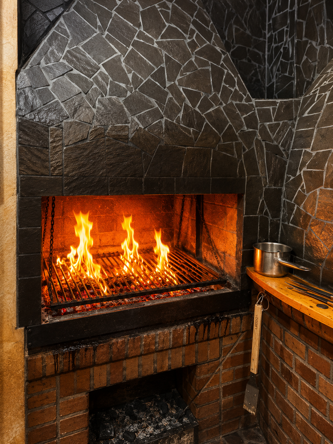 Parrilla interior encendida de Asador de Pinto Casa Álex